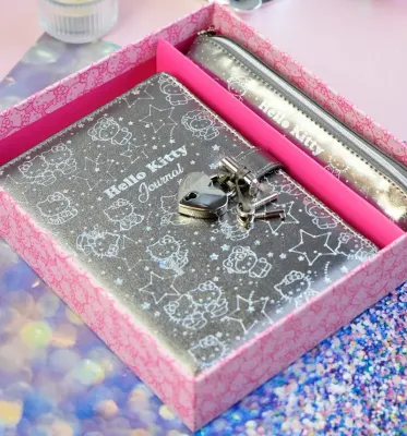 VJ HELLO KİTTY HUSH HUSH KİLİTLİ  DEFTER VE VEGAN DERİ KALEMLİK KUTULU SET 80GR 160 YP. ÇİZGİLİ 525-