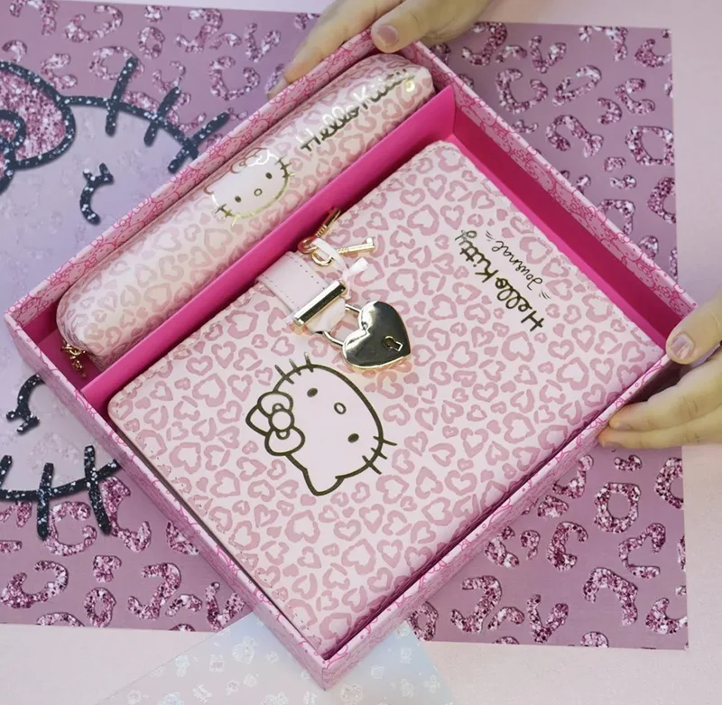 VJ HELLO KİTTY HUSH HUSH KİLİTLİ  DEFTER VE VEGAN DERİ KALEMLİK KUTULU SET 80GR 160 YP. ÇİZGİLİ 525-